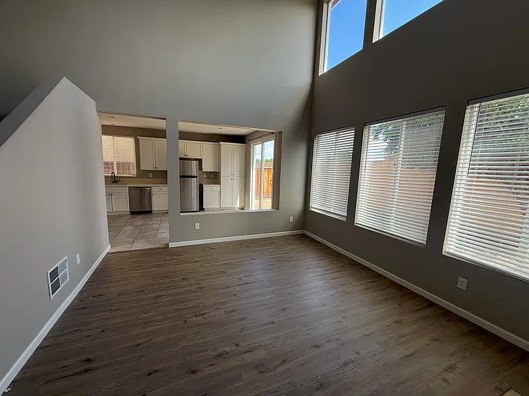 388 Burlington Dr — Photo 2
