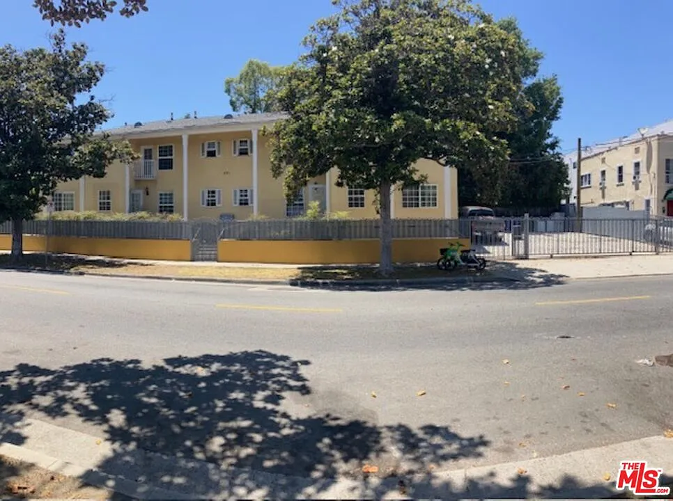 8 bed, 8.0 bath, 6475 sqft, $3,590 — Photo 1