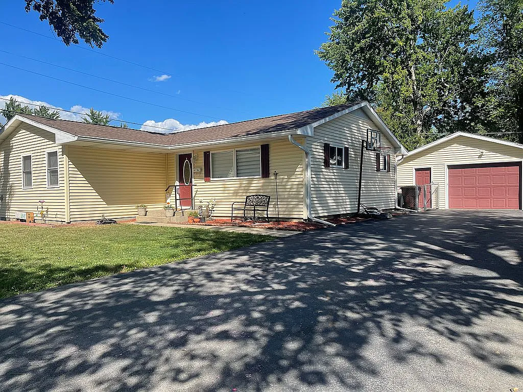1105 N Pell St photo 1