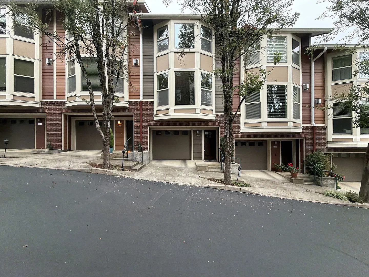 Beautiful Corbett Townhome with Brand New Carpet, Tandem Garage & Private Balcony! — Photo 1