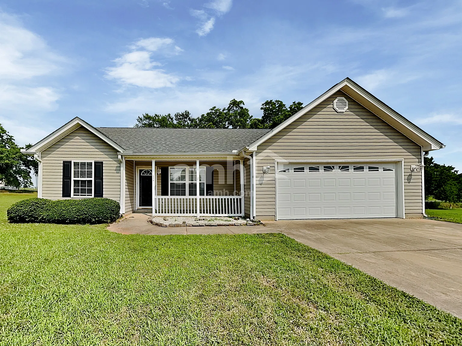 3 bed, 2.0 bath, 1379 sqft, $1,800 — Photo 1