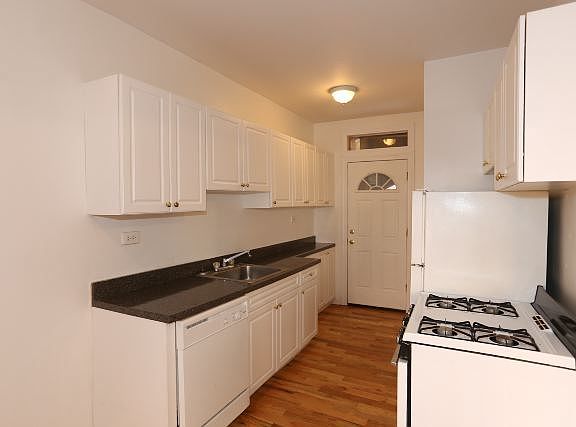 3rd image of 630 W Cornelia Ave APT 1S