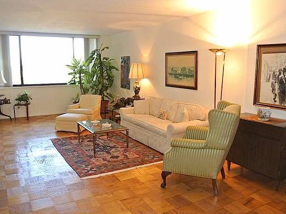 5th image of 27110 Grand Central Pkwy APT 4S