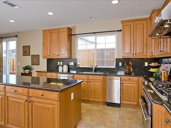 3rd image of 1686 Colchester St