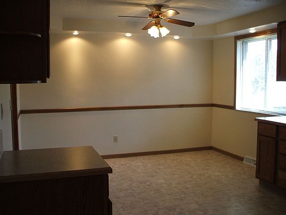 Eating space has can lights and ceiling fan.