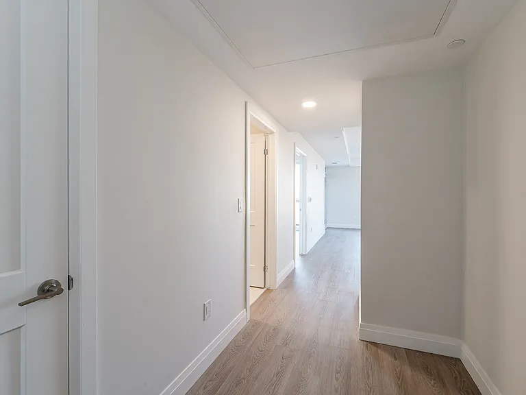 460 Columbia St W — Photo 120