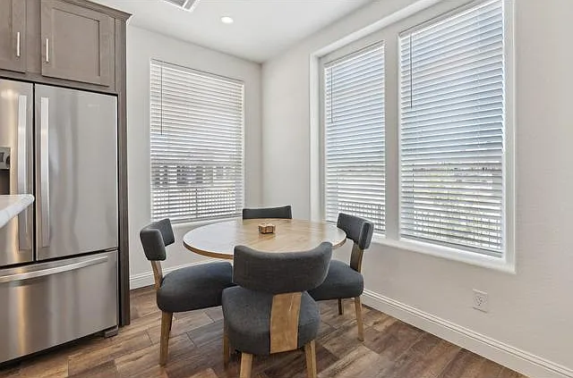2 bed, 2.0 bath, 1179 sqft, $1,520 — Photo 2