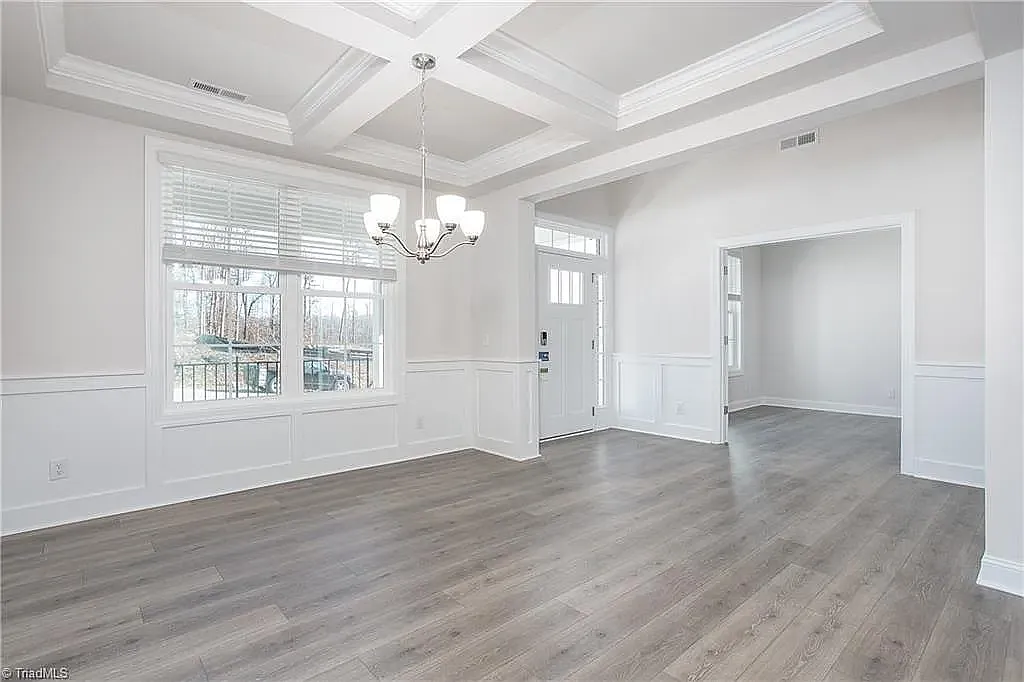 5 bed, 3563 sqft, $4,300 — Photo 3