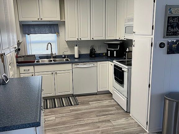 Kitchen w/ new sink