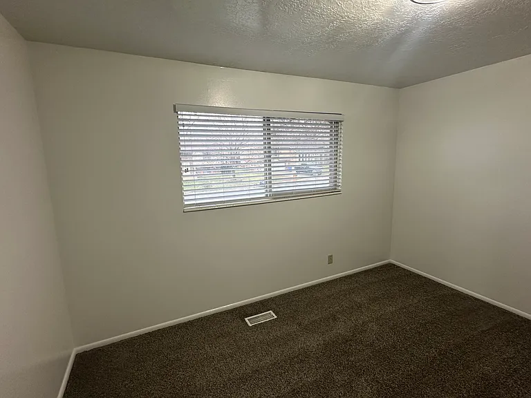 689 E 2300 N — Photo 19