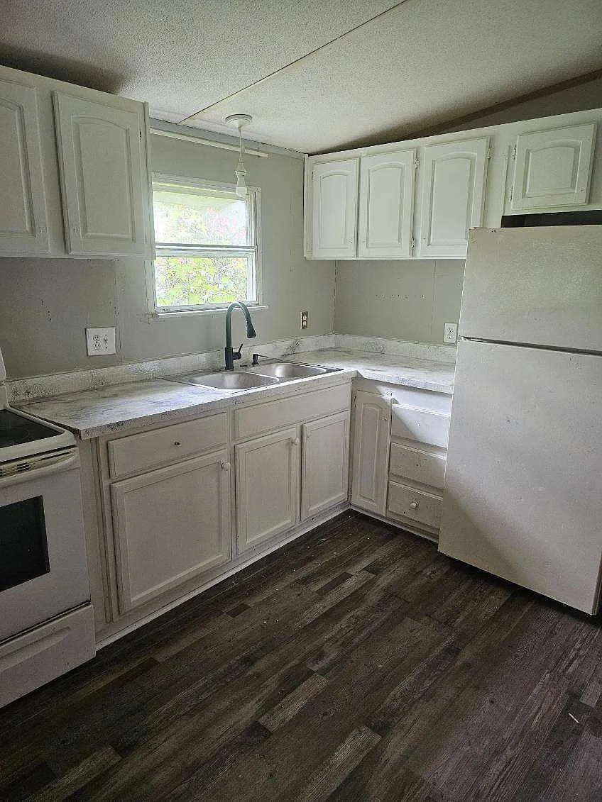 2 bed, 1.5 bath, 900 sqft, $1,300 — Photo 2