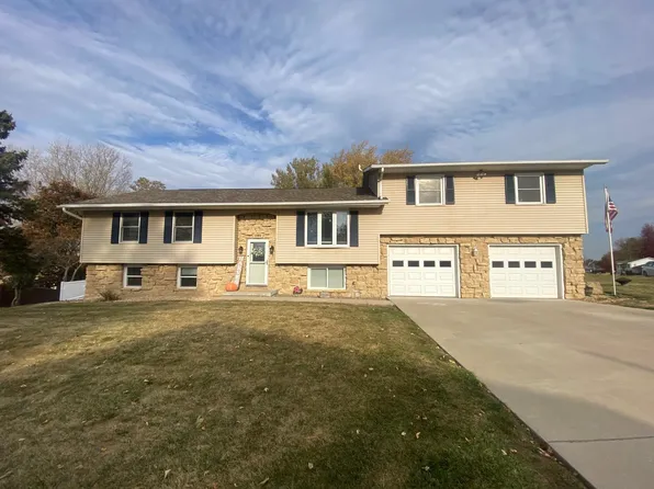 5503 Northwood Ct, Dubuque, IA 52002
