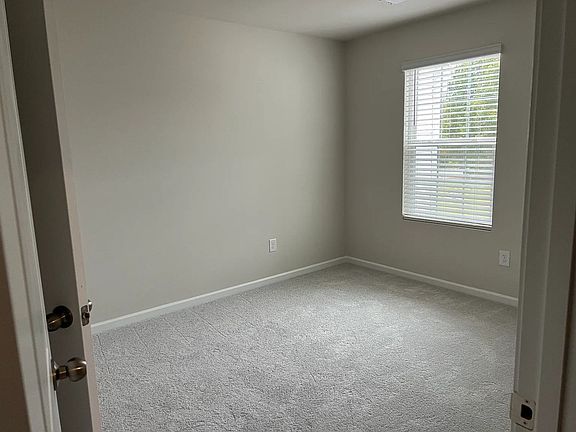 4th image of 716 Peyden Ln