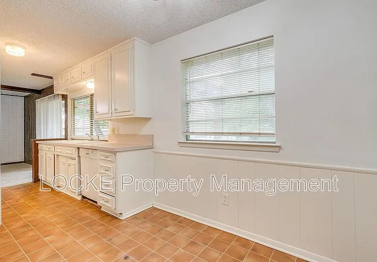 812 E Prairie View Rd — Photo 5