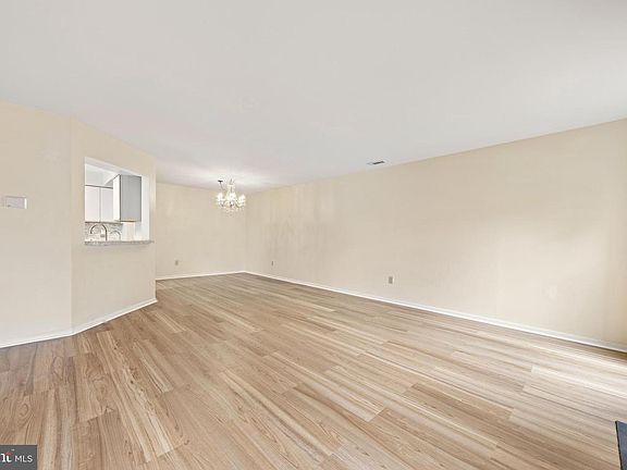 4th image of 301 Oliphant Ln