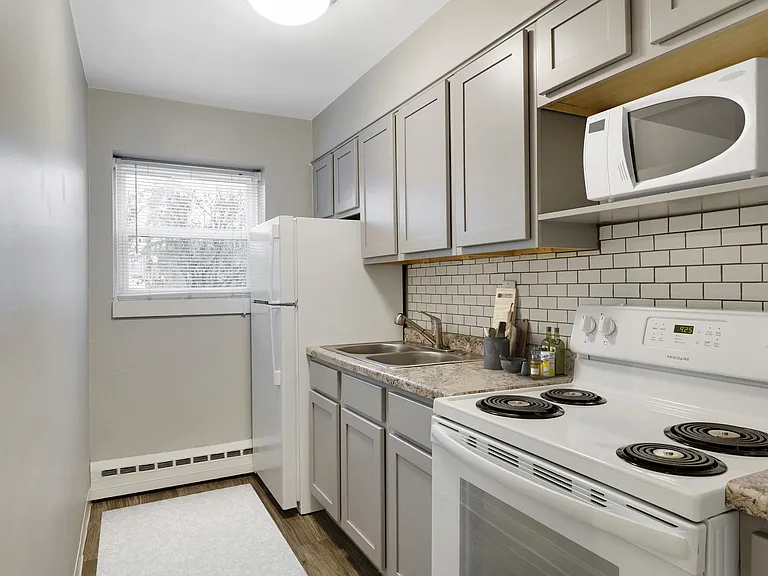 Minikahda Court Apartments — Photo 9