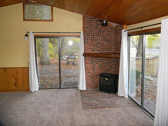 Living Room w water front views !