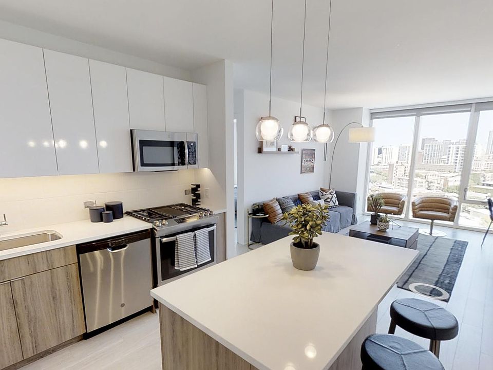 1st image of 732 W Fullerton Ave #615