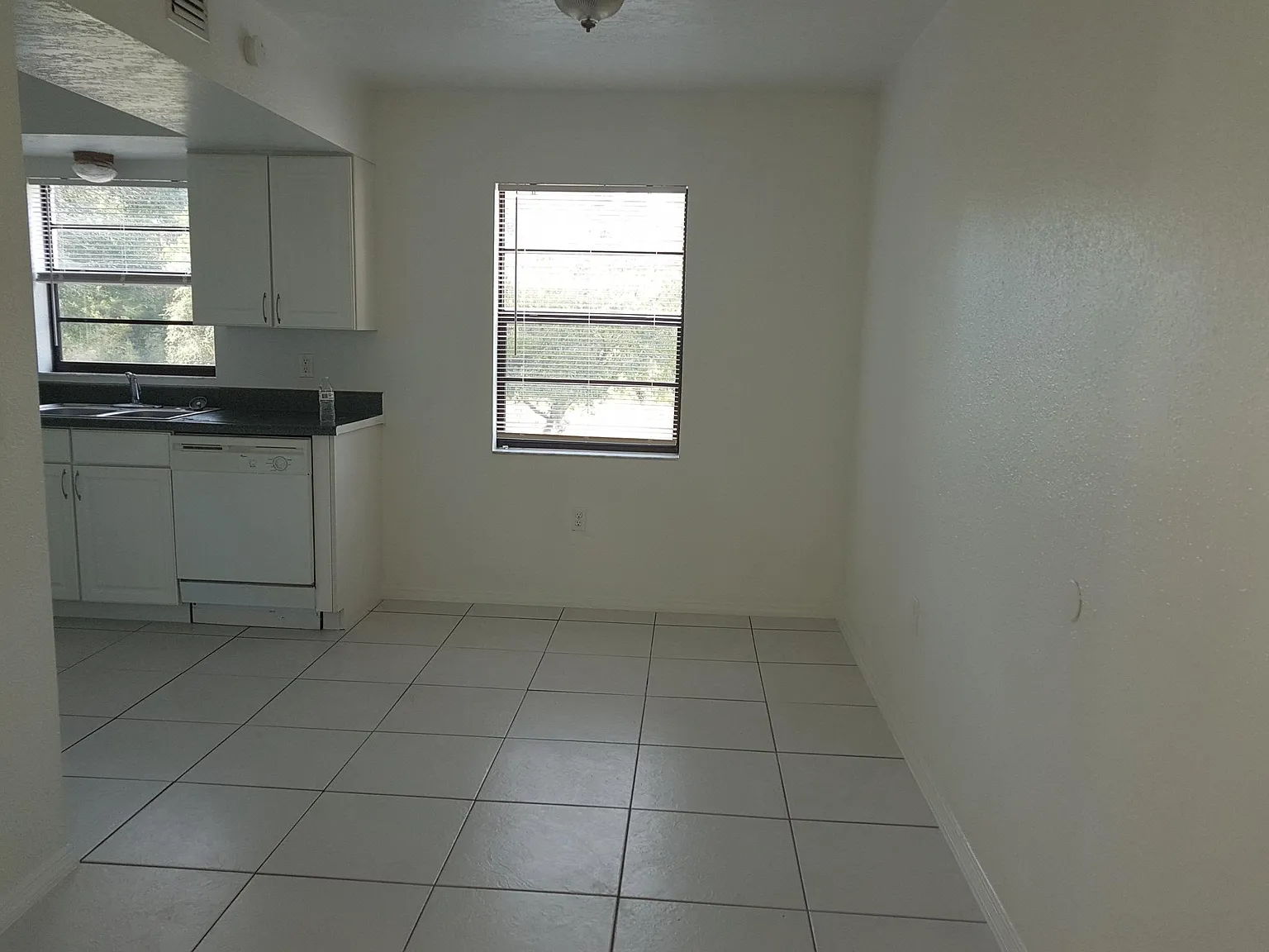 2 bed, 900 sqft, $1,025 — Photo 3