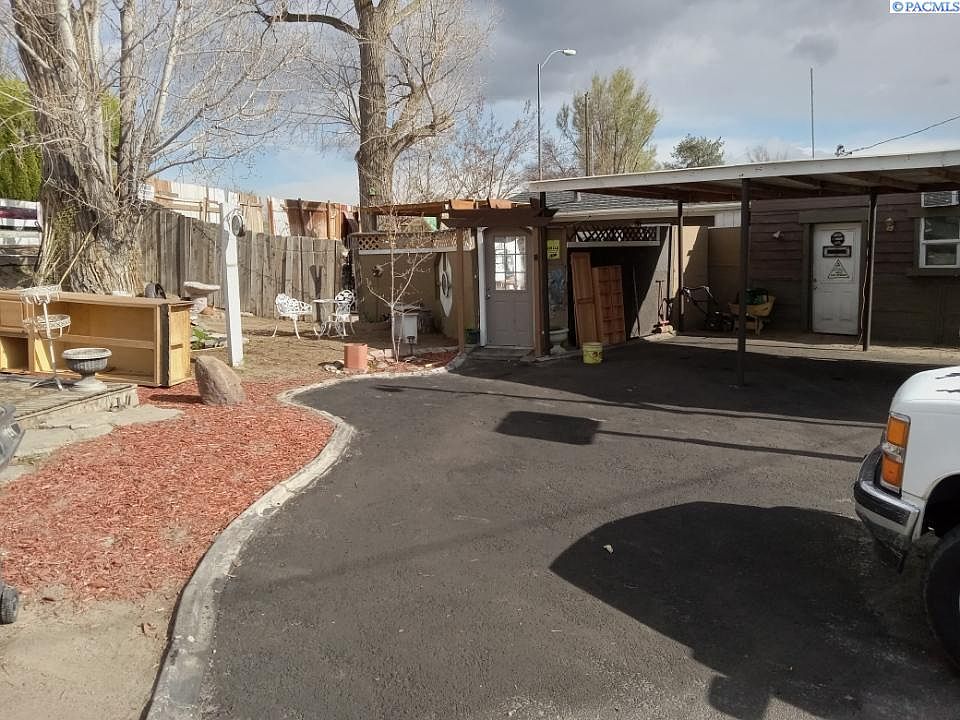 1st image of 927 S Gum St