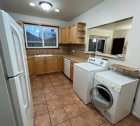 2nd image of 606 N Sycamore Ave #1/4