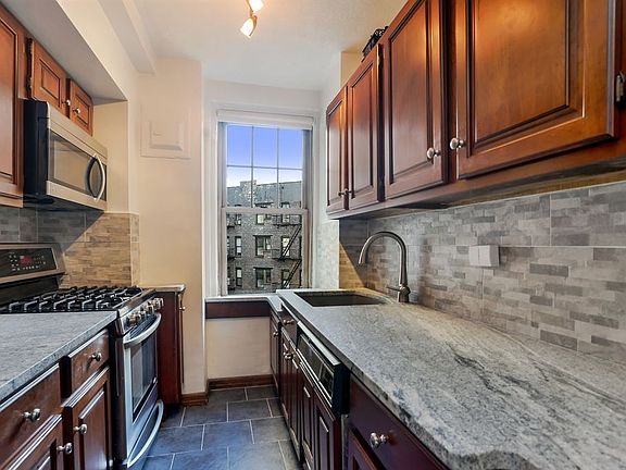 3rd image of 302 W 12th St APT 6E