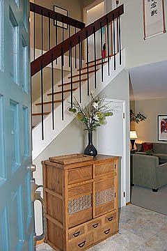 Dramatic entryway