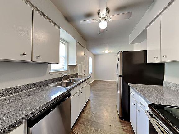 4th image of 833 Stanford Dr