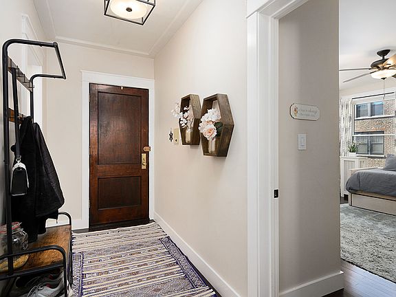 2nd image of 743 W Brompton Ave #2N