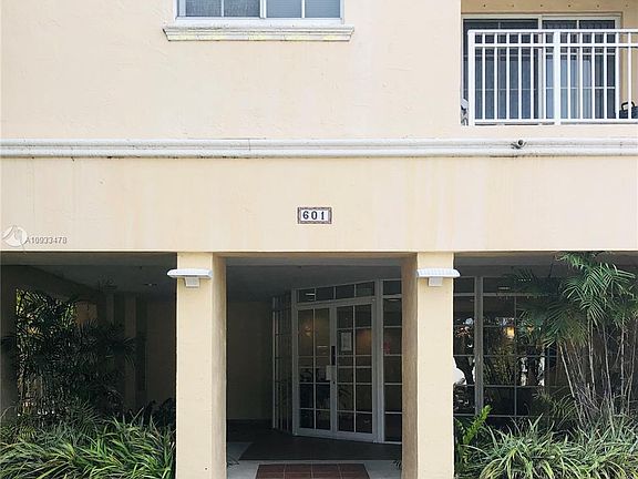 3rd image of 601 SW 37th Ave #304