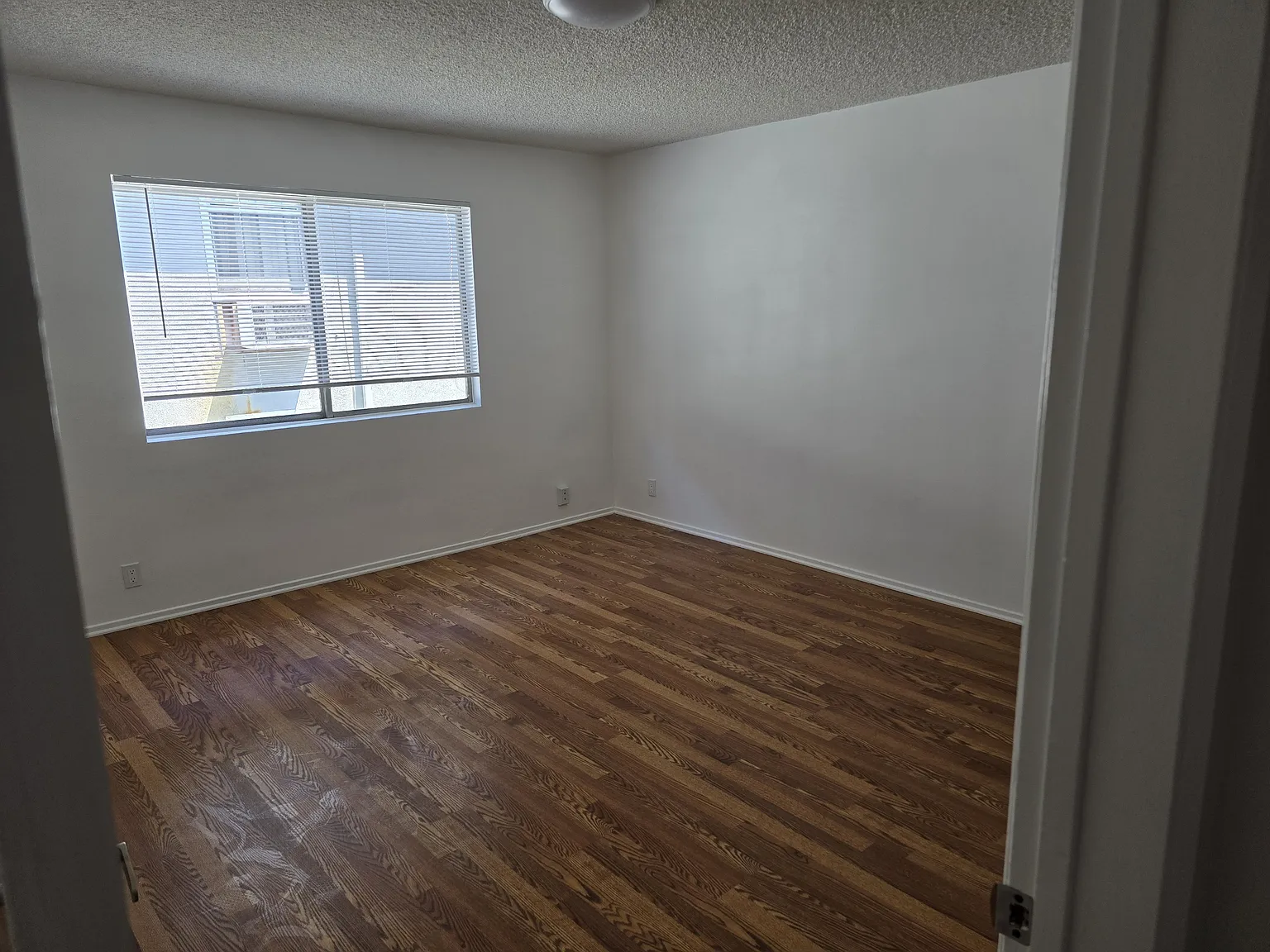 1 bed, 1050 sqft, $2,690 — Photo 3