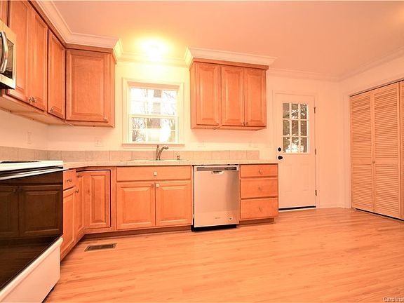 4th image of 109 Allendale St