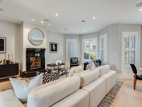 4th image of 387-389 Fair Oaks St