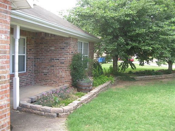 2nd image of 801 SW Navajo Dr