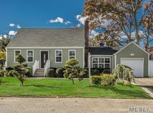 277 S 8th St, Lindenhurst, NY 11757