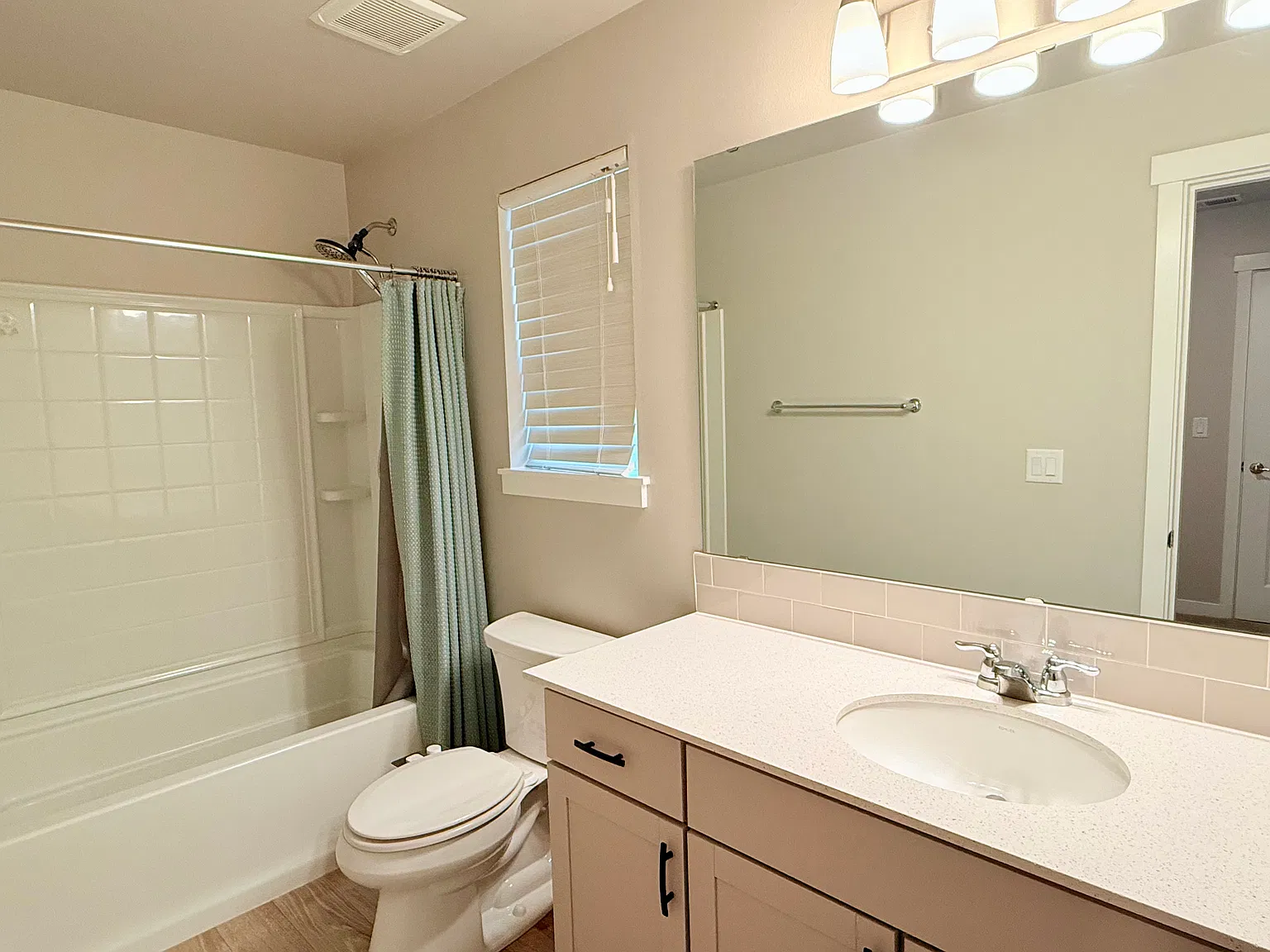 4 bed, 2.5 bath, 2385 sqft, $2,899 — Photo 2