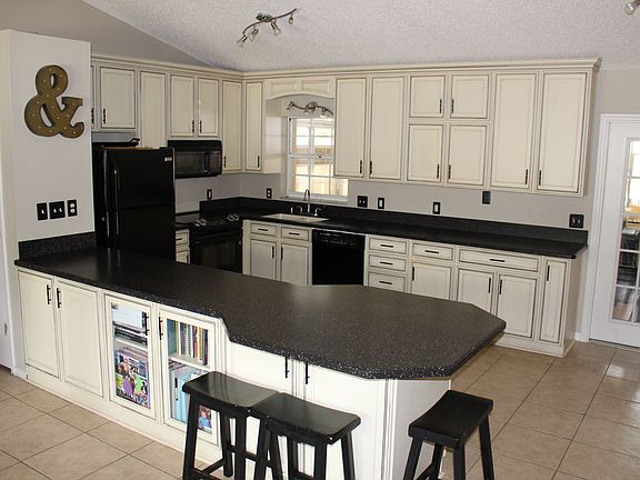 2nd image of 407 Dorothy Cir