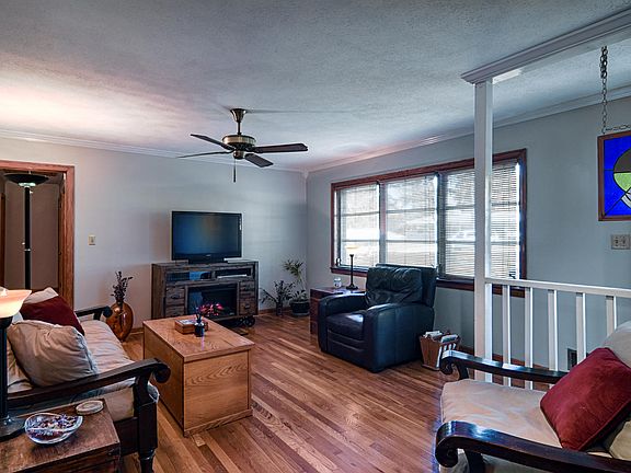 5th image of 2752 Birchwood Way SW