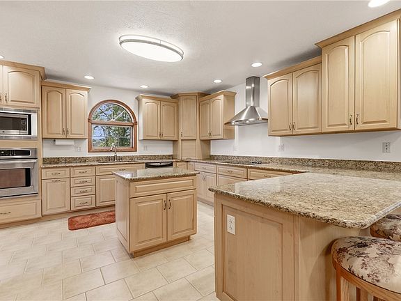 5th image of 1004 Broderick St