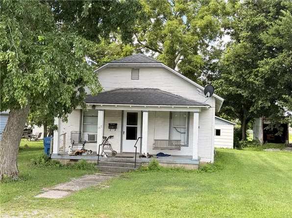 617 S 1st Ave, Hoopeston, IL 60942