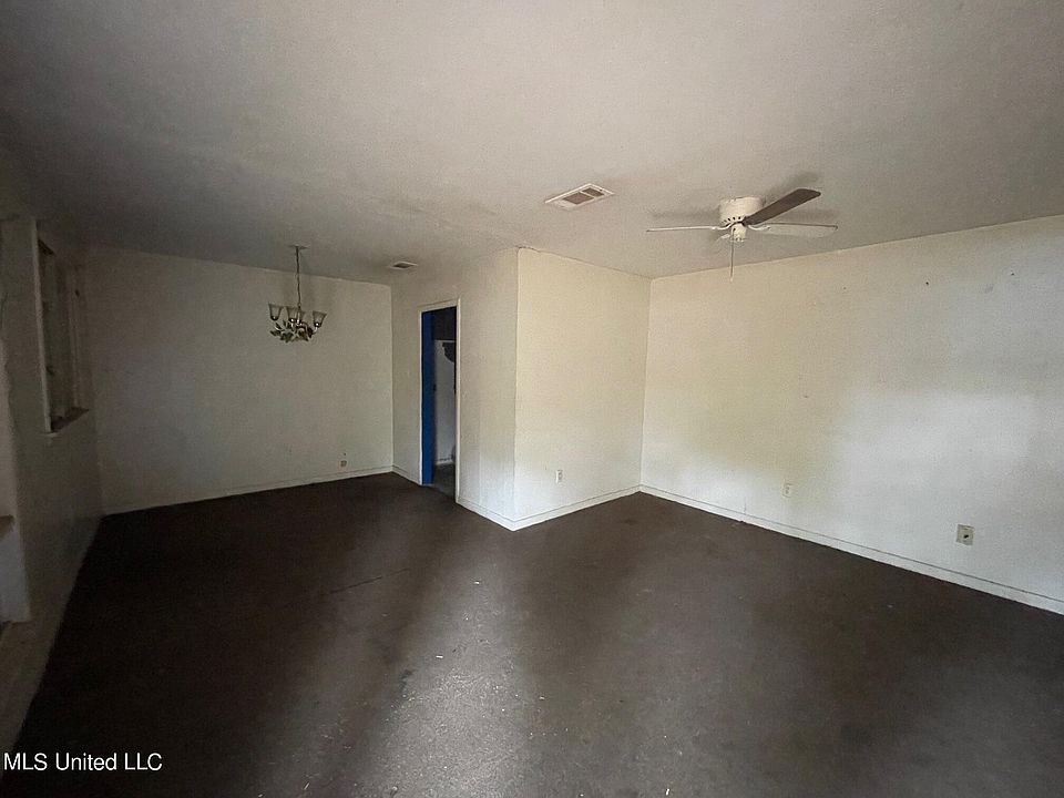 2nd image of 2849 Engleside Dr