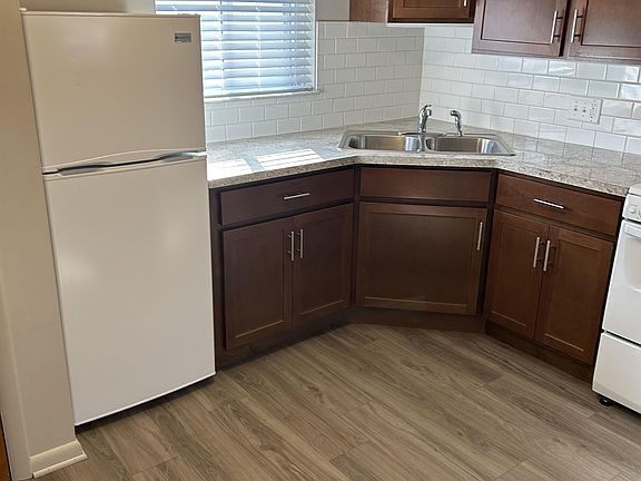 3rd image of 225 S Jefferson St #8