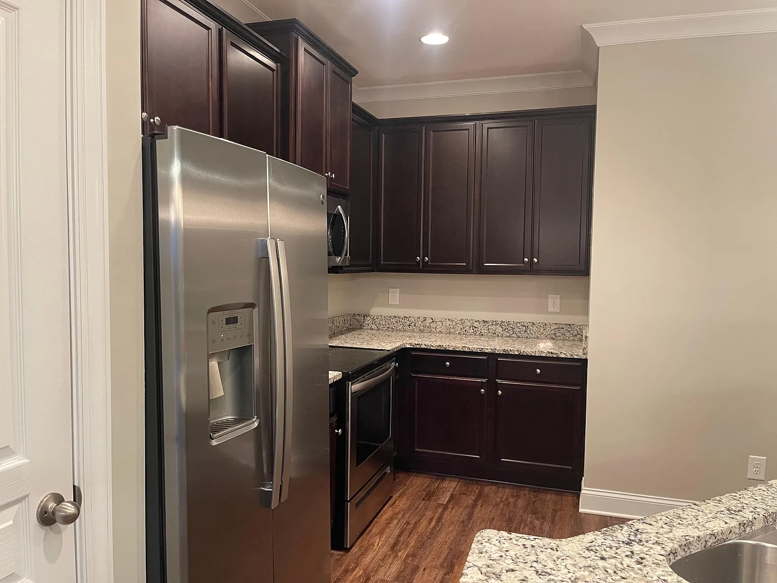 3 bed, 2.5 bath, 1587 sqft, $2,100 — Photo 4