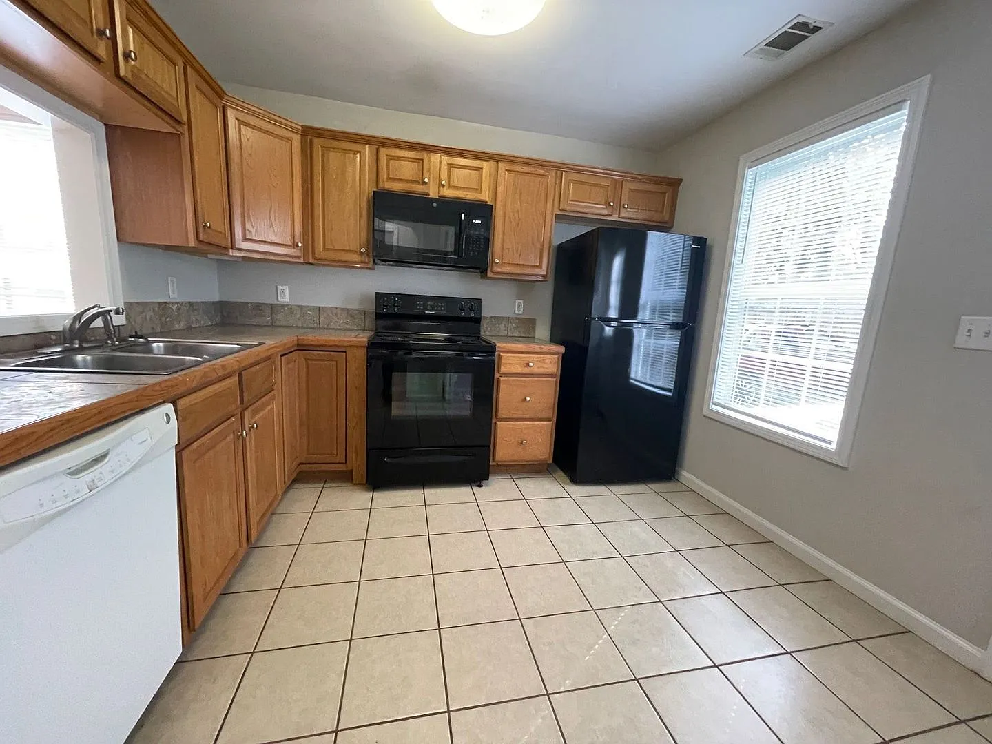 Pre-Leasing For August 9th 2027! — Photo 4