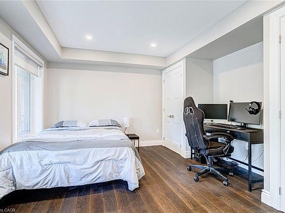 4th image of 3202 Munson Cres