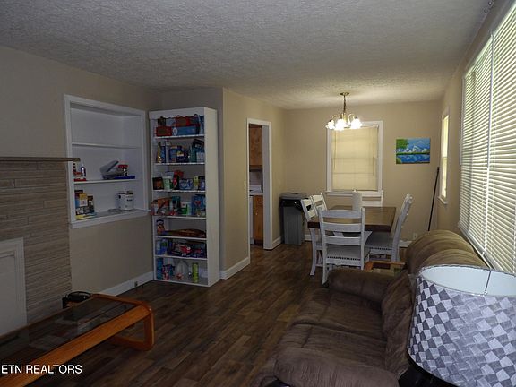 3rd image of 525 Woodlawn Rd