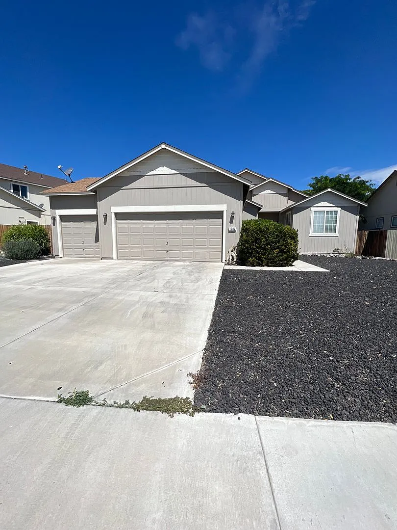 Beautiful 3 bedroom , 2 bath home with a 3 car garage for rent in Fernley — Photo 1