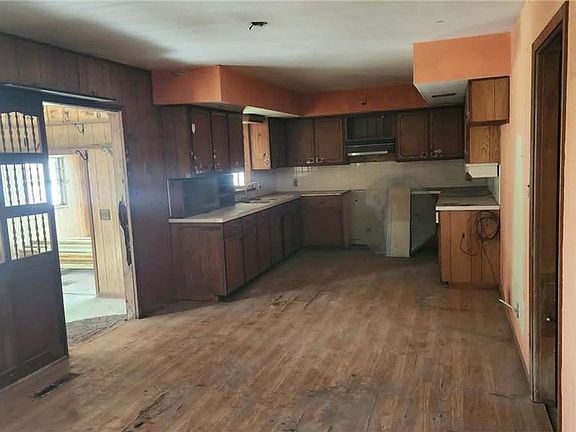 4th image of 405 E 24th St