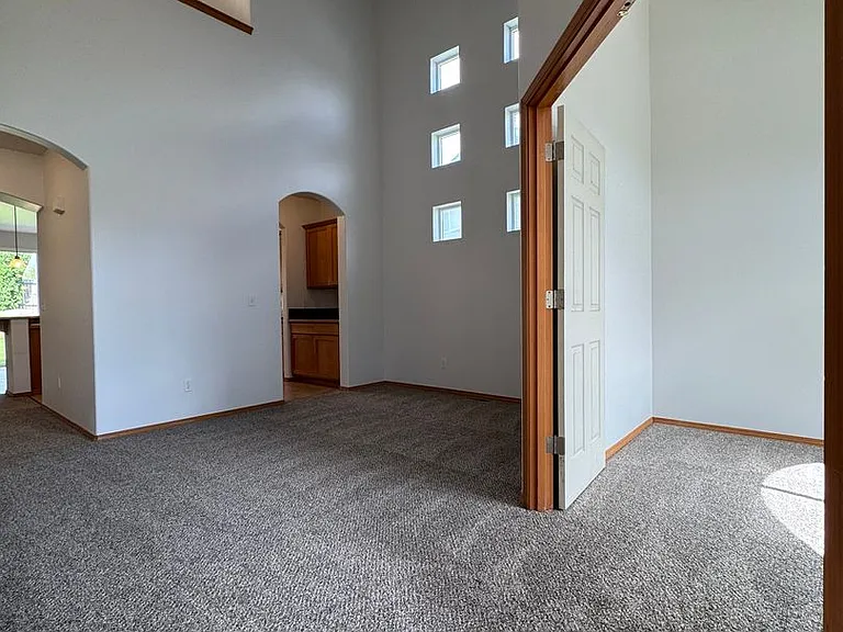 2210 N Clearview Dr — Photo 4
