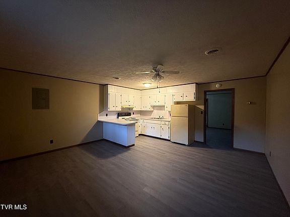 3rd image of 1204 Bloomingdale Pike